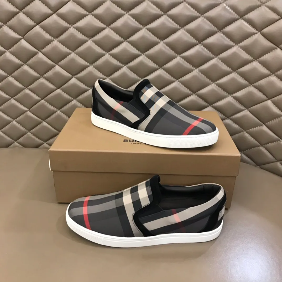 p340 "BURBERR*" men's classic low-top sneakers are reinterpreted in Vintage checkered cotton and matte calfskin, decorated with a new brand logo. First-layer sheepskin lining, embossed Burberry logo on the heel, and original TPU outsole! Size: 38-44